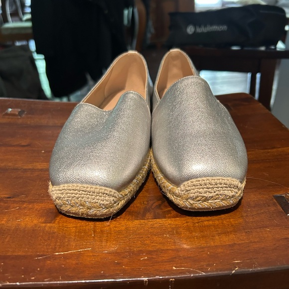 Stuart Weitzman Women’s Silver Leather Flat Espadrille  Size 38 1/2 - Picture 9 of 9